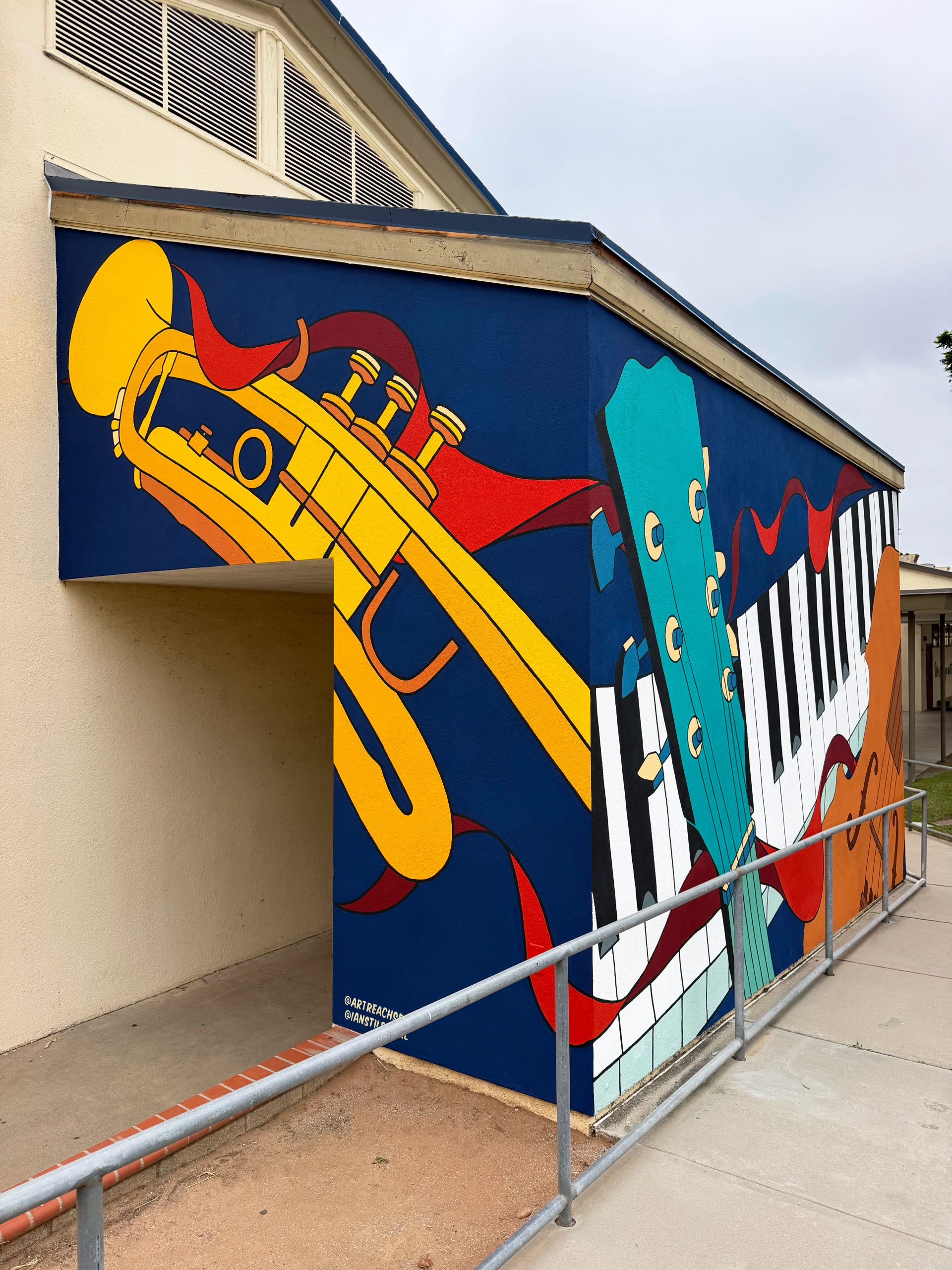 2_trumpet_middle_angled